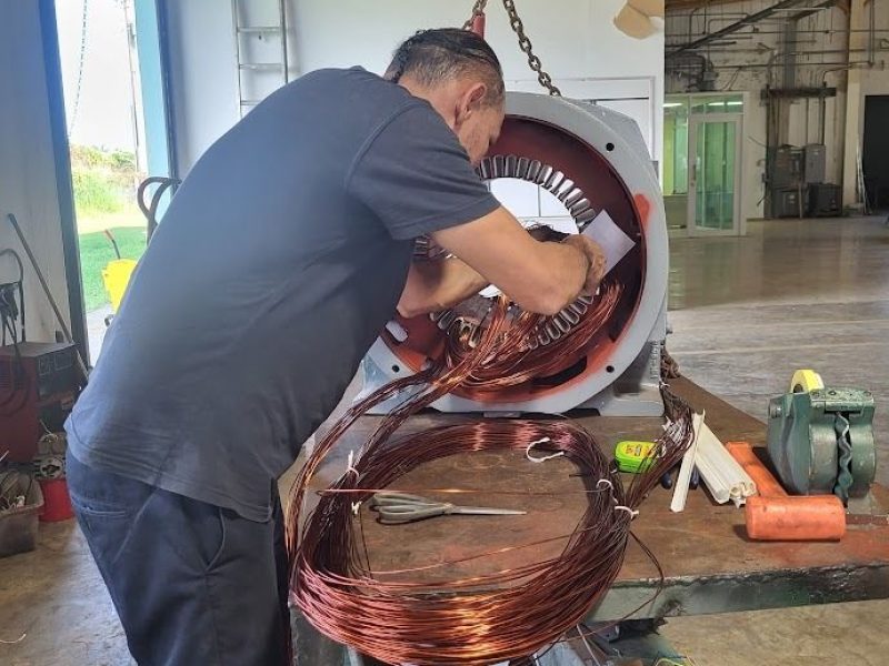 Tecnicos de RR Electric Motor embobinando un motor electrico.